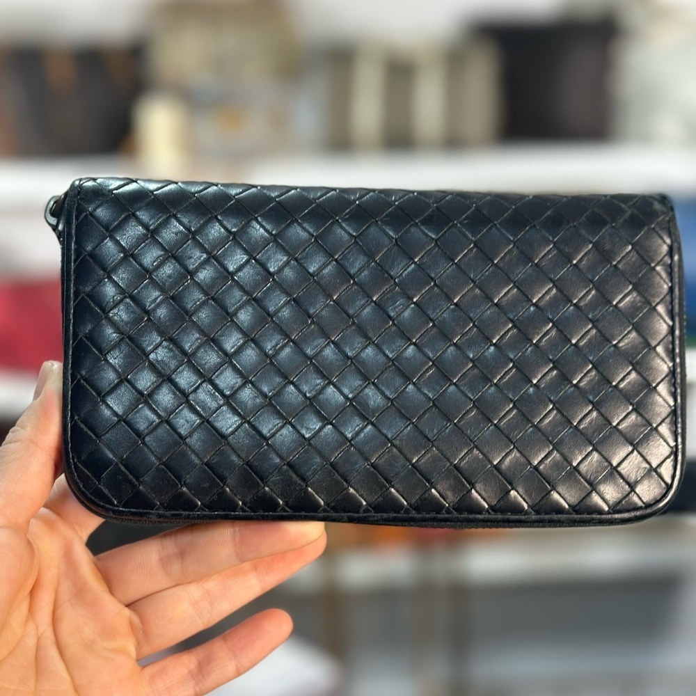 $1050 Retail Bottega Veneta Long Zippy Wallet